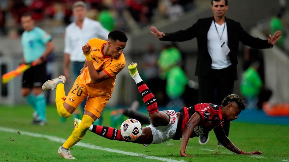 Bruno Henrique Pinto (d) de Flamengo disputa un balón con Byron Castillo de Barcelona, en un partido de las semifinales. EFE