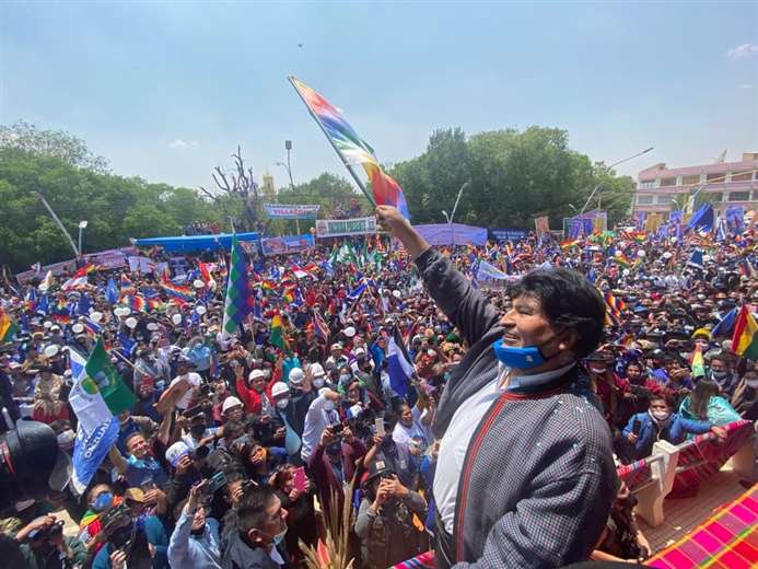 Evo Morales pidió respetar la bandera que representa a los pueblos indígenas. 