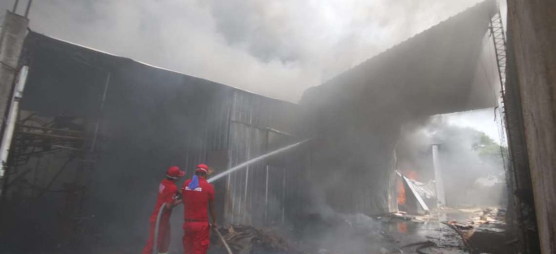 Incendio en un depósito de cartones en la capital cruceña/Foto: Ricardo Montero