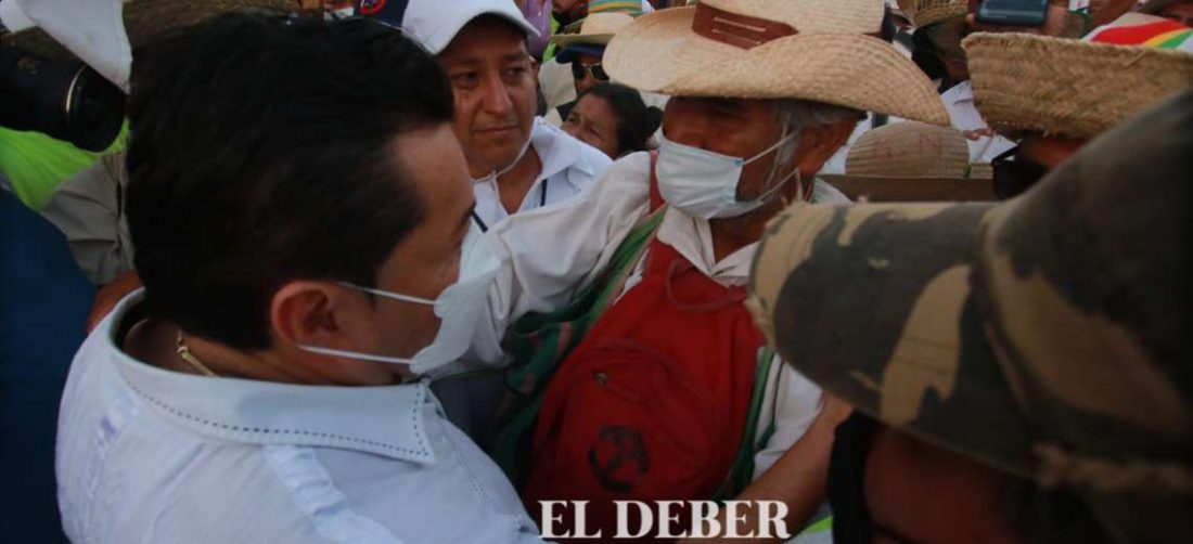 Jhonny Fernández recibe a la marcha indígena. Foto: J. Gutiérrez