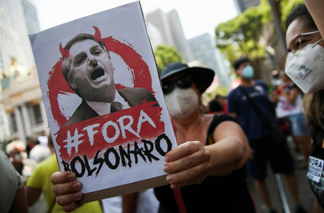 Los manifestantes portan pancartas contra Jair Bolsonaro, este sábado en Río de Janeiro.