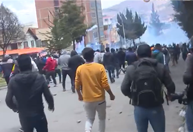 Duro enfrentamiento entre policías y cocaleros de los Yungas en la zona de Villa Fátima
