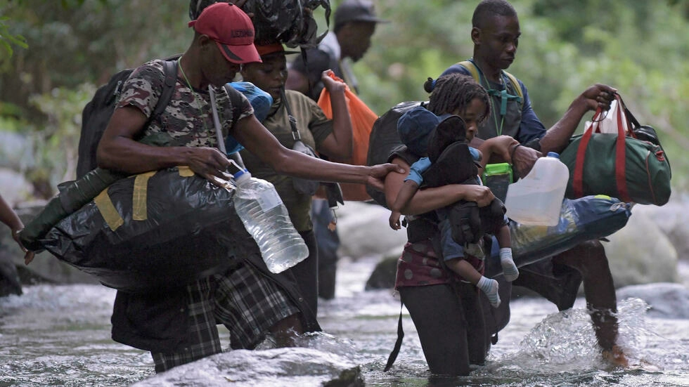 Migrantes haitianos cruzan la selva colombiana del Darién, cerca de Acandi, departamento de Chocó, rumbo a Panamá, el 26 de septiembre de 2021