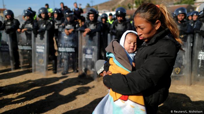 Rosa Villa y su hijo Esteban, provenientes de Honduras, en la frontera entre México y Estados Unidos. 