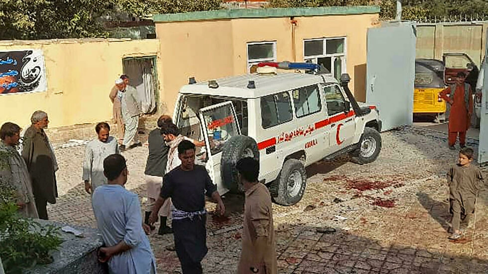 Una ambulancia llegada para recibir a víctimas de la explosión de una bomba en una mezquita de Kunduz, el 8 de octubre de 2021 al noreste de Afganistán
