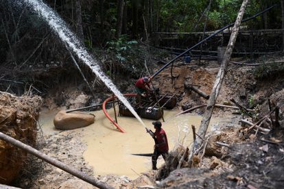 Unos mineros trabajan en un punto de extracción de oro ilegal en Itaiuba, en la Amazonia brasileña, el 4 de septiembre de 2021.