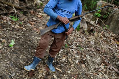 Un minero posa con un arma en una mina de oro ilegal en Itauba, estado de Pará, Brasil, el 5 de septiembre de 2021.