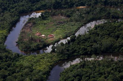 Una aldea indígena yanomami durante una operación de la agencia medioambiental brasileña contra la minería ilegal de oro en el estado de Roraima, en abril de 2018.