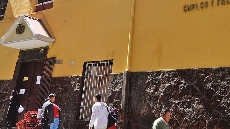 En el Día de la Mujer Boliviana y pese a asueto, Trabajo advierte con sanciones a quienes falten