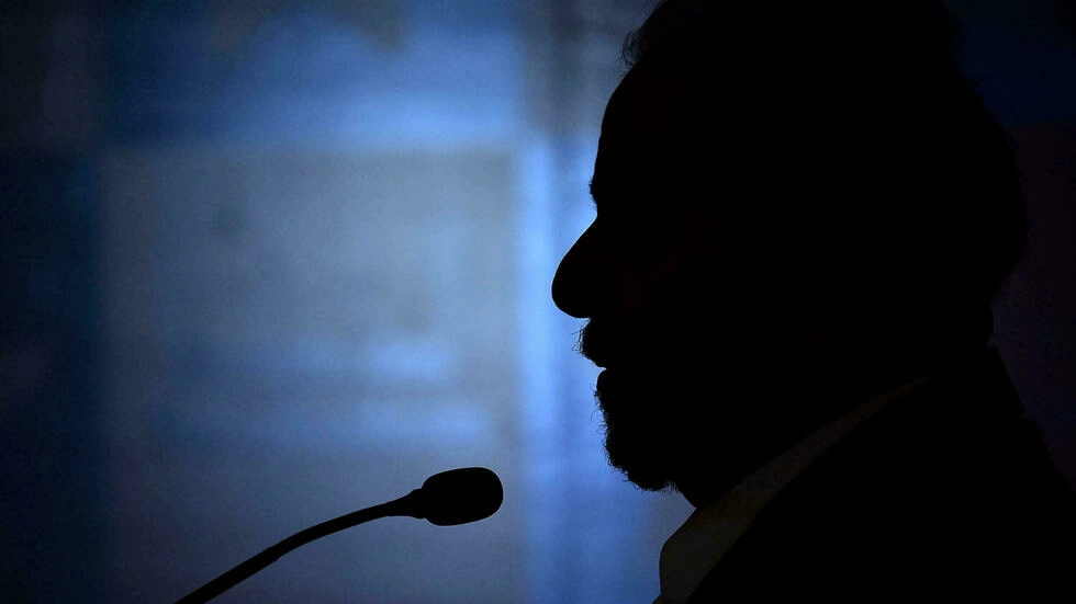 El expresidente brasileño Luiz Inácio Lula da Silva habla durante una conferencia de prensa en Brasilia el 8 de octubre de 2021