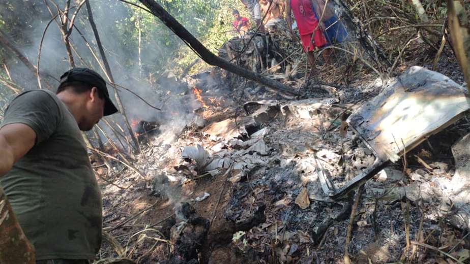 Los comunarios apagaron las llamas de la avioneta que se estrelló.