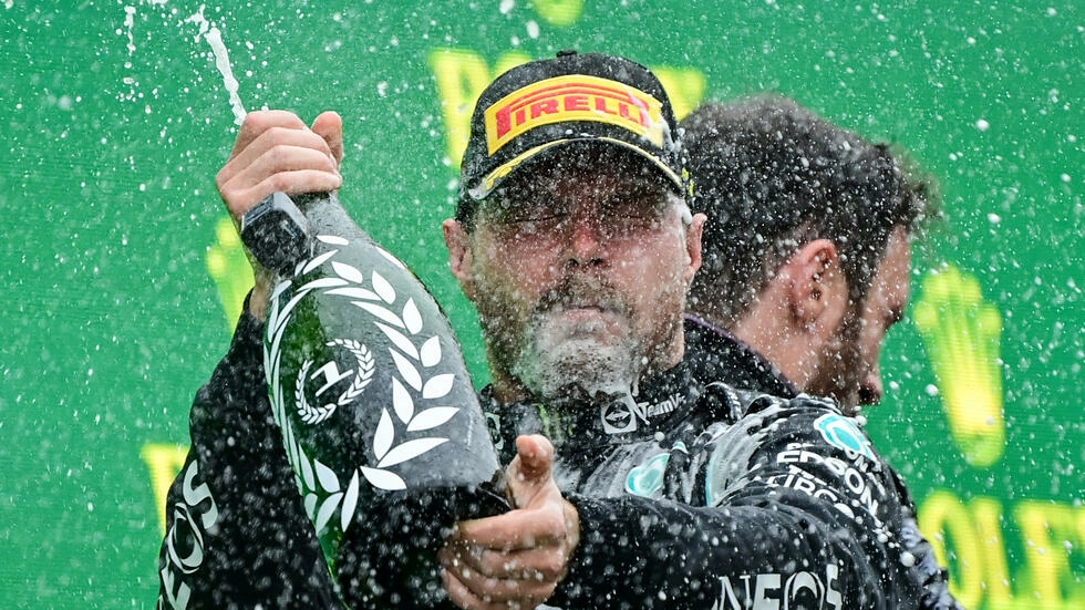 El piloto finlandés de Mercedes, Valtteri Bottas, celebra en el podio su victoria en el Gran Premio de Fórmula Uno de Turquía, el 10 de octubre de 2021 en Estambul.