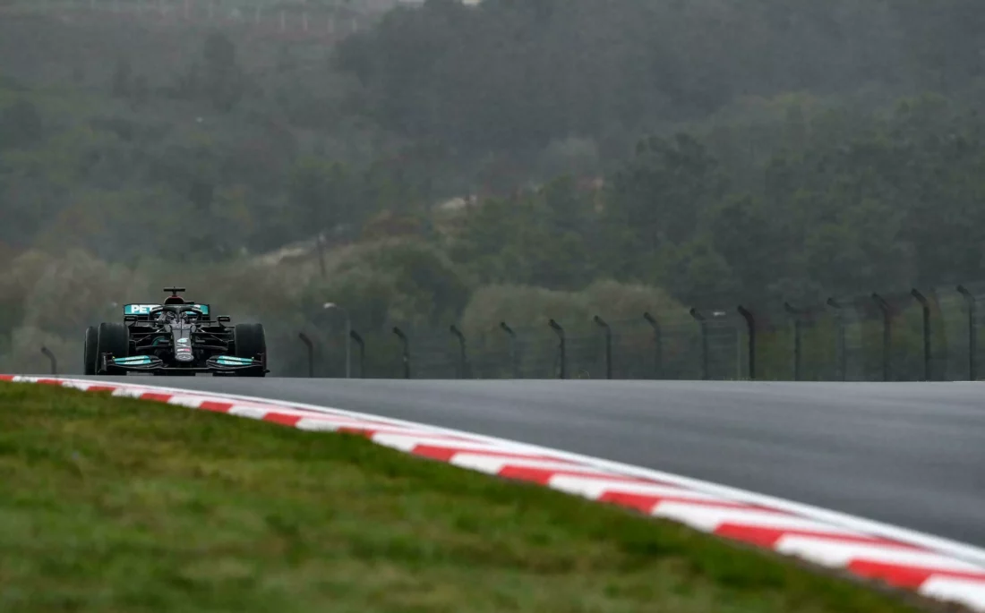 El piloto británico de Mercedes, Lewis Hamilton, compite durante el Gran Premio de Fórmula Uno de Turquía, el 10 de octubre de 2021 en Estambul