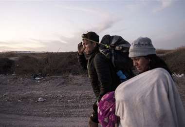 Cada día cientos de personas quieren cruzar la frontera de Bolivia hacia Chile. Foto: AFP