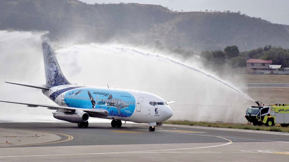 El avión de Honduras es recibido con chorros de agua en el aeropuerto cochabambino. DICO SOLÍS