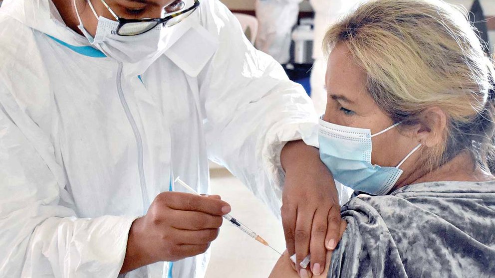 Una mujer recibe una dosis contra el coronavirus. DICO SOLÍS