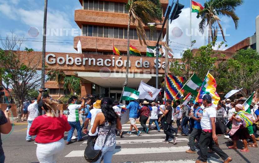 Marchistas en la Gobernación de Santa Cruz - Foto: Silvia Gómez