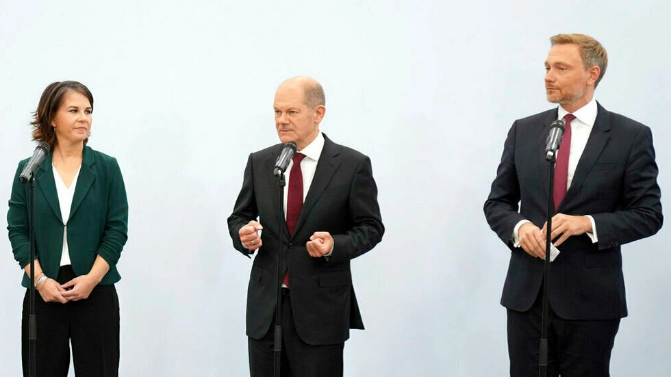 El candidato a canciller del Partido Socialdemócrata, Olaf Scholz, en el centro, la líder del Partido Verde, Annalena Baerbock, a la izquierda, y el presidente del Partido Democrático Libre, Christian Lindner, a la derecha, asisten a una rueda de prensa conjunta en Berlín, el viernes 15 de octubre de 2021.