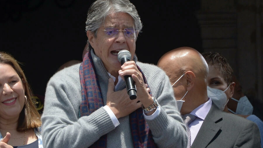 El presidente de Ecuador, Guillermo Lasso, se dirige a sus partidarios reunidos frente al palacio presidencial de Carondelet en Quito, el 20 de octubre de 2021.