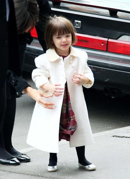 9 December 2008 - New York, NY - Katie Holmes takes Suri Cruise to Magnolia Bakery on the Upper West Side in NYC. Photo Credit: FZS/Sipa Press/0812101726