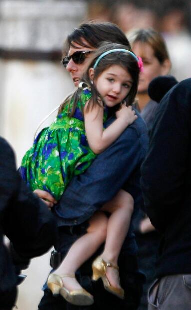 U.S. actor Tom Cruise holds his daughter Suri during a break in the filming of "Knight & Day", a movie directed by U.S. director James Mangold in Seville, southern Spain, December 11, 2009. REUTERS/Javier Barbancho (SPAIN ENTERTAINMENT)