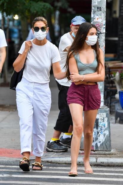 Photo © 2021 Splash News/The Grosby Group New York, August 13, 2021. Katie Holmes and her fifteen year old daughter Suri Cruise go out to dinner in New York City. Katie, dressed in all white, played with daughter Suri's hair as they waited for the traffic light to change.