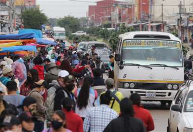 Ante las pocas unidades de micro en las calles, las personas se aglomeran esperando poder subir a alguno de ellos. Foto: Jorge Gutiérrez