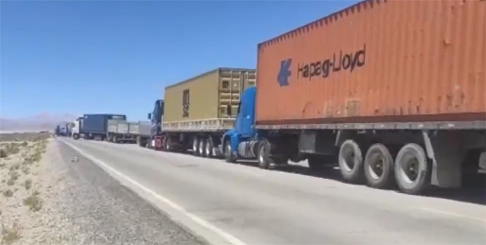 Una caravana de camiones aguarda en la carretera 