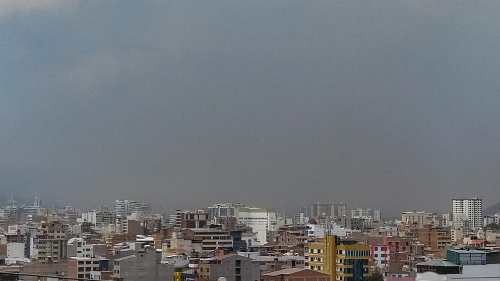 Panorama del cielo en el centro cochabambino durante el incendio en el parque Tunari. DICO SOLÍS