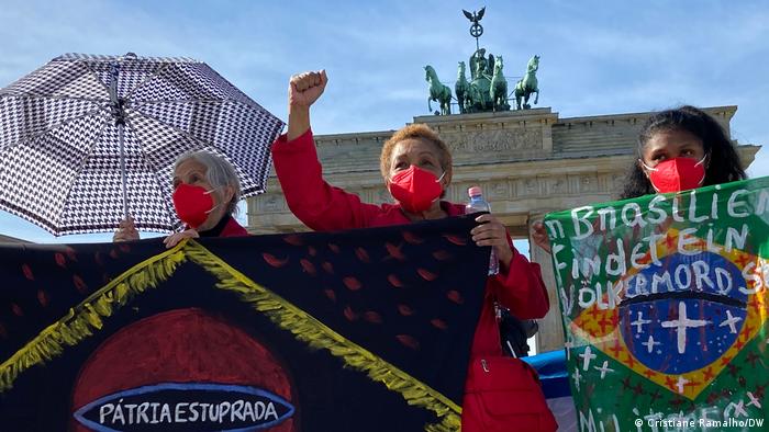 En Brasil tiene lugar un genocidio, dice la pancarta de una manifestante contra la gestión de la pandemia de Bolsonaro en el centro de Berlin. Imagen del 2 de octubre de 2021