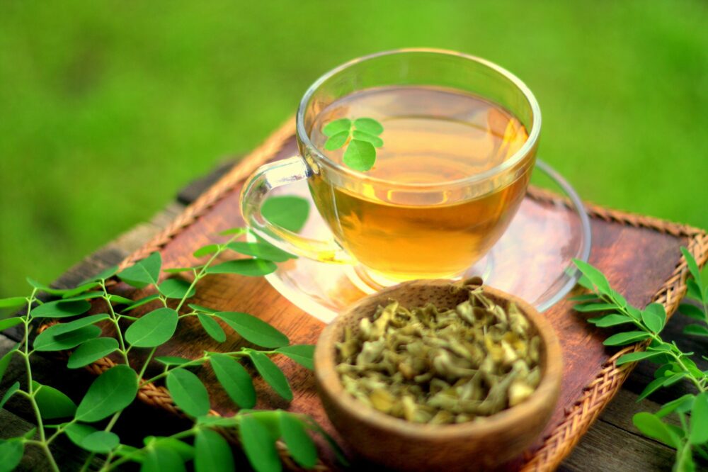 Las hojas de moringa en té son una excelente opción para acompañar cada comida de tu día a día.