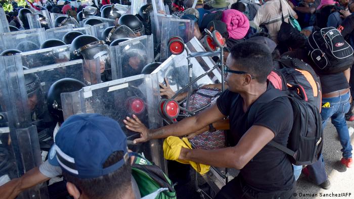 Migrantes en viaje hacia Ciudad de México son frenados por la Guardia Nacional mexicana. (Archivo).