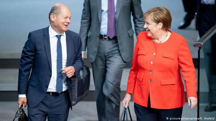 Olaf Scholz (izqda.), aspirante socialdemócrata a la cancillería, y la canciller saliente de Alemania, Angela Merkel.