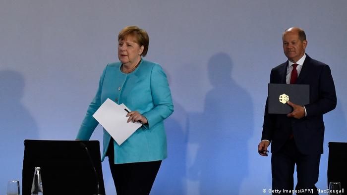 Angela Merkel, canciller saliente de Alemania, y Olaf Scholz, aspirante a la cancillería de los socialdemócratas.