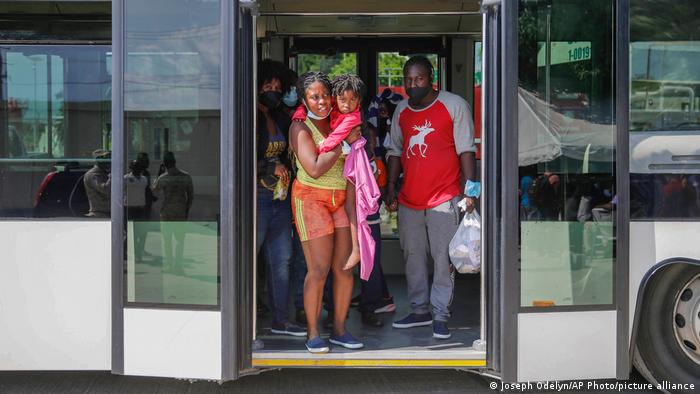 Llegada a Port au Prince de miles de refugiados haitianos deportados desde Estados Unidos