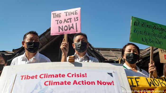 Tibetanos en el exilio se manifiestan por acción inmediata ante la crisis climática en Berlín, antes de la COP26. (22.10.2021).