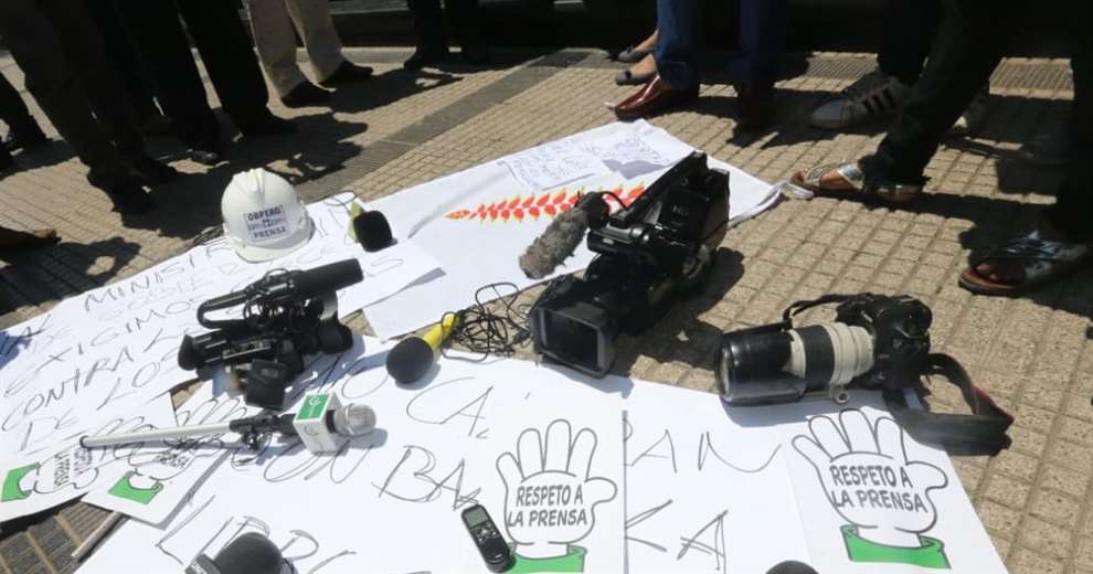 Los periodistas y medios exigen respuestas de las autoridades/Fuad Landívar