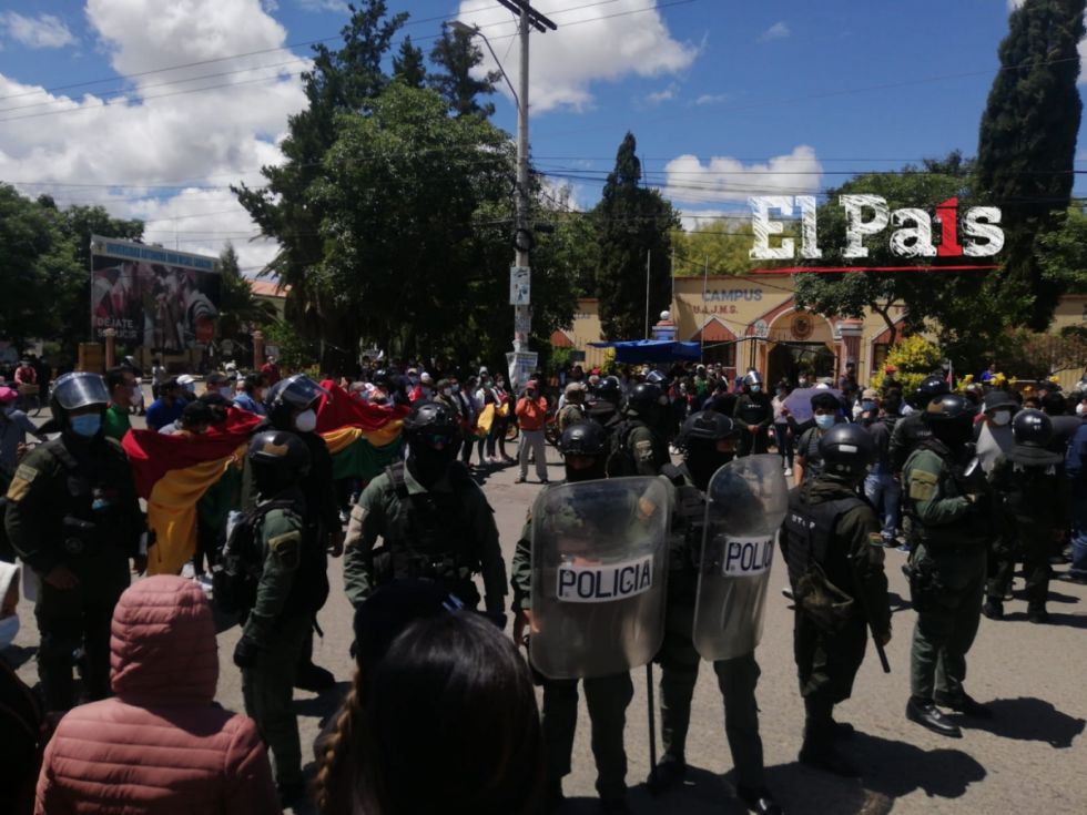 Movilizados contra el paro intentan desbloquear arterias de Tarija, policía interviene
