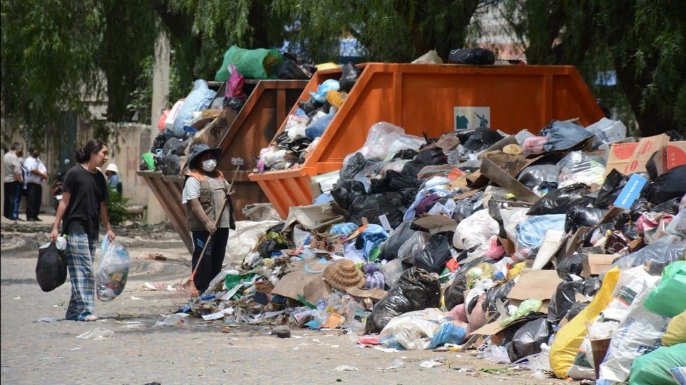 La basura se acumula en la ciudad de Cochabamba, en el tercer día de bloqueo en el ingreso al botadero de K'ara K'ara. DICO SOLÍS