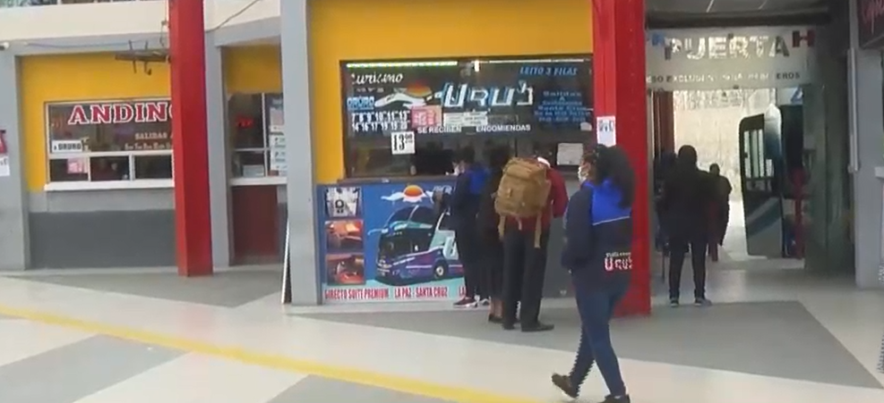 La terminal de buses de La Paz luce con poca afluencia de personas
