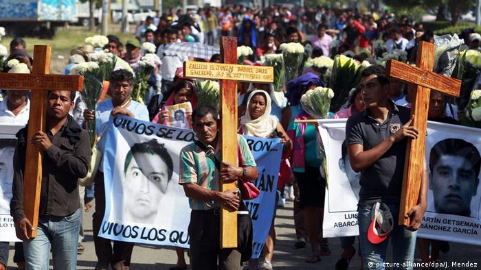 Foto de familiares de los estudiantes desaparecidos en México en una imagen de archivo.