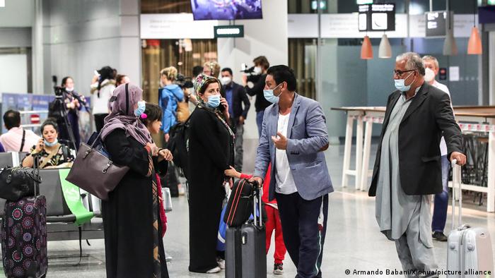 Deutschland Frankfurt | afghanische Flüchtlinge am Flughafen in Frankfurt