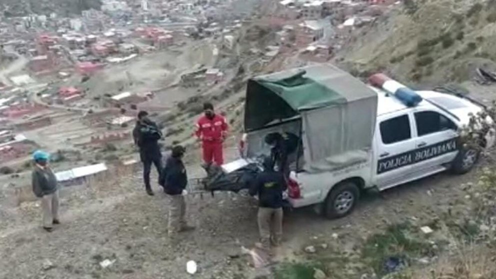 Efectivos policiales y de rescate retiran el cuerpo de un barranco de Pampahasi. URGENTE
