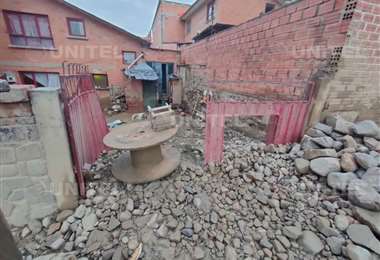 Intensa lluvia en La Paz causó el desborde de un río que arrastró rocas y tierra afectando