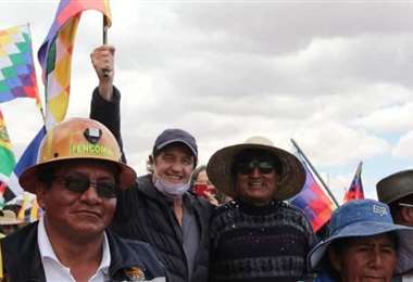 Ariel Basteiro con Evo Morales en la marcha del MAS. Foto. Redes Sociales
