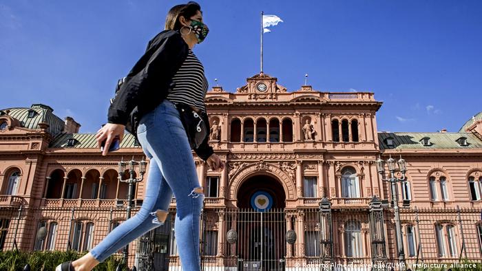 Una mujer camina con mascarilla frente a la Casa Rosada, en Buenos Aires.