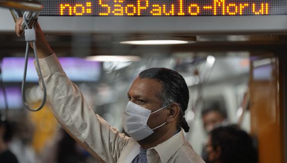 Imagen referencial. Una persona usando mascarilla en el metro de Sao Paulo. (Foto: AP)