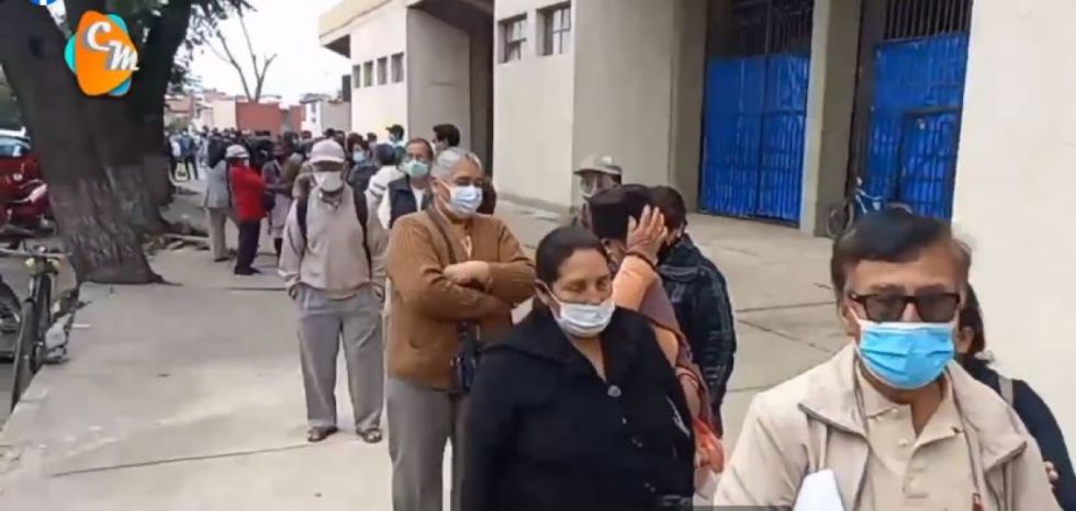 Largas filas en la reanudación de entrega de la canasta de adulto mayor en Tarija