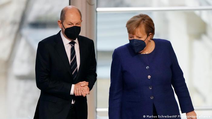 Deutschland | Bundestag zu Coronapandemie | Angela Merkel und Olaf Scholz
