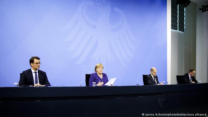 Merkel y Scholz estuvieron flanqueados por el ministro presidente de Renania del Norte-Westfalia (izq.) y el alcalde de Berlín